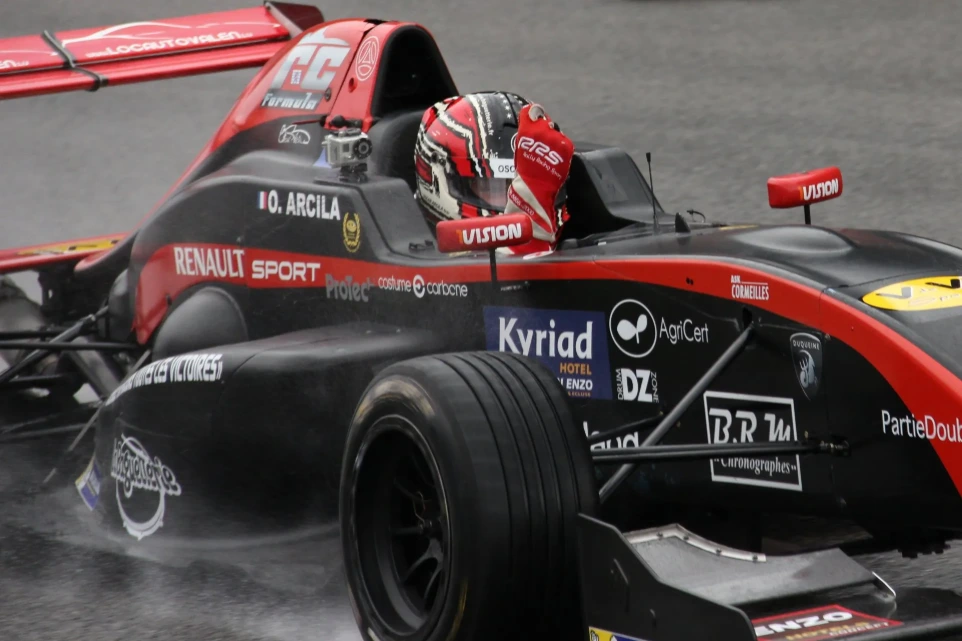 Oscar Frédéric dans une formule renault